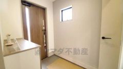 たっぷり収納できるシューズボックスです。家族全員の靴がきれいに整頓できます。棚の上にお花や写真を飾っても良いですね。