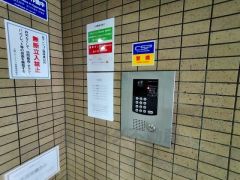 オートロックは、外部の人が自由に建物内に出入りできないため、不審者の侵入防止効果があります。