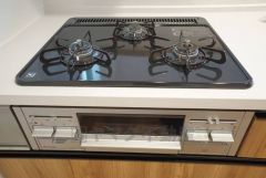 複数の調理を一度に行うことができる3口コンロ。効率よくお料理が出来ます。毎日のお料理も楽しくなりますね＾＾