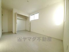 暖かい日差しが差し込む洋室。たっぷり収納できるクローゼット付きでお部屋の中をすっきりと快適に保てます。