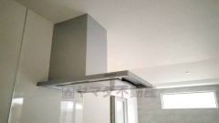 お手入れが簡単なスリム型レンジフードです。調理により発生する油煙や臭いを吸い込み、屋外へ排気してくれます。