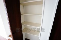 食品や飲料、調理器具を収納できるパントリー付き。週末に買いだめした食料を楽々収納できます。