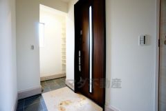 たっぷり収納できるシューズボックスです。家族全員の靴がきれいに整頓できます。棚の上にお花や写真を飾っても良いですね。