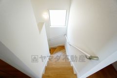 同仕様写真。小さなお子様やご高齢の方でも安心できる、手すり付き階段。段差も低めで設定されており、安全性にも優れています。