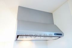 風量が弱・強と切替え可能なレンジフードが調理中の煙をしっかり吸い込みます。手元を照らすライト付きです。