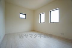 同仕様写真。2面採光を確保した明るい室内は、風通しも良く、大変居心地の良い空間となっております。日当たりがよく、子供部屋としての利用もおすすめ。