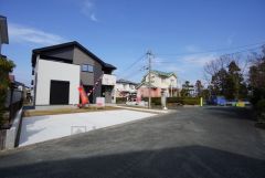 前面道路は広く、車同士がすれ違うスペースが十分にあります。落ち着いた住宅地内で快適な生活を実現してみませんか＾＾