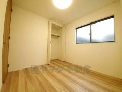 暖かい日差しが差し込む洋室。たっぷり収納できるクローゼット付きでお部屋の中をすっきりと快適に保てます。