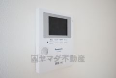 お子様のお留守番にも安心なＴＶモニター付きインターホン。