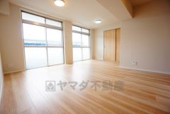 大きな窓のあるリビングは、陽光あふれる明るい空間です。居心地良く、ご家族皆がゆったり寛げる憩いの空間となりそうです。