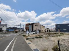 前面道路は広く、車同士がすれ違うスペースが十分にあります。落ち着いた住宅地内で快適な生活を実現してみませんか＾＾