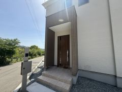 家の顔となる玄関扉がかっこいいと、たくさんの人を招き入れたくなりますね＾＾奥まって設置されており、雨にも濡れにくくなっています。