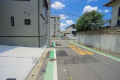 前面道路は広く、車同士がすれ違うスペースが十分にあります。落ち着いた住宅地内で快適な生活を実現してみませんか＾＾