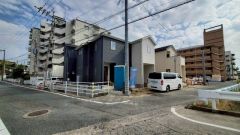 現地（2025年11月17日）撮影。全戸駐車スペースも2台確保、来客時にも便利。落ち着いた住宅地内で快適な生活を実現してみませんか。