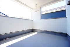 幅広のインナーバルコニーは多少の雨でも洗濯物を守ってくれ、家事を助けてくれること間違いなし。眩しすぎる日差しも和らげます。