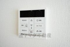 キッチン横からお湯張り、追い炊き、足し湯がボタン一つで楽々操作できる給湯機リモコンです。忙しい夕飯準備の時間帯に重宝しますね。