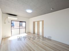 大きな窓のあるリビングは、陽光あふれる明るい空間です。居心地良く、ご家族皆がゆったり寛げる憩いの空間となりそうです。