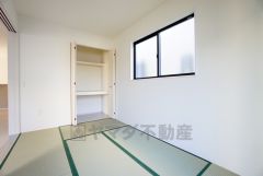 リビング隣には、ホッとできる和室を用意。お子様のお昼寝スペースや書斎としてなど、いろいろとお使い頂けます。