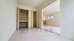 リビングに隣接する洋室です。個室としてもお使いいただけるよう収納もご用意いたしました。
