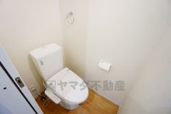 1階2階の2ヶ所にトイレがありますので、忙しい朝にも家族に気を使わず、ゆとりが生まれますね＾＾ウォシュレット、暖房便座、節電・節水機能など、使い勝手のよい高機能トイレです。