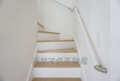 同仕様写真。手すり付きの階段は、勾配も緩やかに設計されており、採光も十分に計算され、安全性を重視。