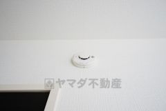 火災による煙や熱を感知して、警報音やブザー等で火災の発生を知らせてくれる火災警報器。