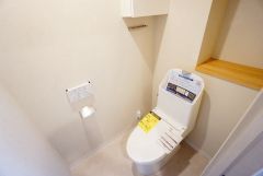 節水・静音設計でエネルギーを効率よく使用し省エネ。汚れをガードする構造でサッと一拭き、お手入れが簡単。