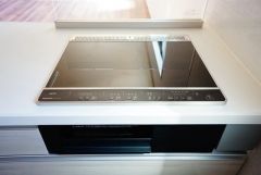 お手入れのしやすいIHクッキングヒーターです。3口コンロなので、効率よくお料理が楽しめます。毎日のお料理も楽しくなりますね＾＾