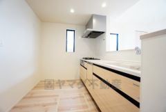 対面式カウンターキッチンからはお子様の様子が見守れます。ダイニングへの配膳や調理の時便利なカウンター付き。