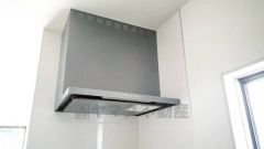 お手入れが簡単なスリム型レンジフードです。調理により発生する油煙や臭いを吸い込み、屋外へ排気してくれます。