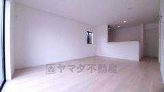 リビングは広々とした設計で、家族が集い、寛ぐ暮らしの空間を演出しています。思い思いの時間を過ごしたり、家族みんなで食事をしたり、素敵な団らんの場になりますね。