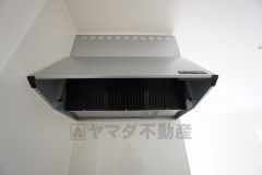 調理により発生する油煙や臭いを吸い込み、屋外へ排気してくれます。