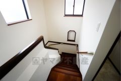 小さなお子様やご高齢の方でも安心できる、手すり付き階段。段差も低めで設定されており、安全性にも優れています。