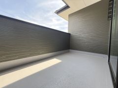 陽当たりの良いバルコニーです。お洗濯やお布団干しはもちろん、日光浴スペースにも。足元は防水工事施工済です。