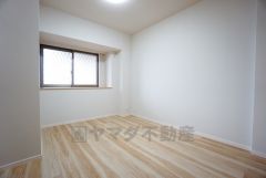 住む人のこだわりを活かす洋室。日当たりがよく、寝室としての利用もおすすめ。広めのクローゼットには荷物をすっきり片付けられ、ゆとりのある暮らしが出来ます＾＾