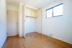 暖かい日差しが差し込む洋室。たっぷり収納できるクローゼット付きでお部屋の中をすっきりと快適に保てます。