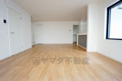 窓から光が差し込む明るいリビングダイニングです＾＾