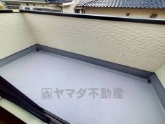 陽当たりの良いバルコニーです。お洗濯やお布団干しはもちろん、日光浴スペースにも。足元は防水工事施工済です。