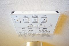 壁リモコンタイプのウォシュレット付き。