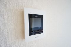 防犯はもちろん、セールスマン対策にもなるモニター付きインターホンです。お子さん1人での留守番時にも活躍しそうです。