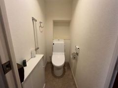 ウォシュレット、暖房便座、節電・節水機能など、使い勝手のよい高機能トイレです。 収納スペースも確保＾＾