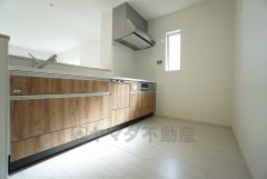 同仕様写真。対面式カウンターキッチンからはお子様の様子が見守れます。ダイニングへの配膳や調理の時便利なカウンター付き。