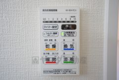 同仕様写真浴室暖房乾燥機付き。天候に左右されず、いつでも好きなときに洗濯物を干せるので、仕事や家事で忙しい方に重宝します。