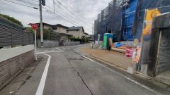 現地（2025年10月31日）撮影。大型車の通行が少なく、騒音や振動が少ないので静かで快適な生活を送れます。