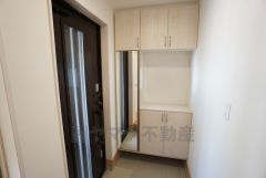 同仕様写真。たっぷり収納できるシューズボックスです。家族全員の靴がきれいに整頓できます。棚の上にお花や写真を飾っても良いですね。