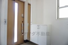 同仕様写真。採光も考えられた明るい玄関です。大容量のシューズボックスは家族全員の増えがちな靴や物をすっきり収納できます。