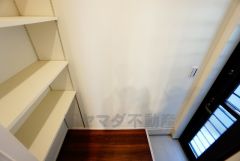 同仕様写真。食品や飲料、調理器具を収納できるパントリー付き。週末に買いだめした食料を楽々収納できます。