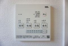 同仕様写真。浴室暖房乾燥機付き＾＾梅雨の時期や花粉、PM2.5が酷いときなどの洗濯を干すのに重宝しそうですね＾＾