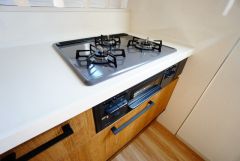 3種類の料理が同時に調理できる、3口ガスコンロ。忙しい夕食の支度時間が短縮できて効率よくお料理が楽しめます。