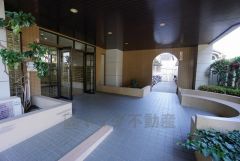 エントランスの外まで管理が行き届いた綺麗なマンションです。スロープが設置されており、お子様やご高齢の方の転倒を防ぐことが出来ます。